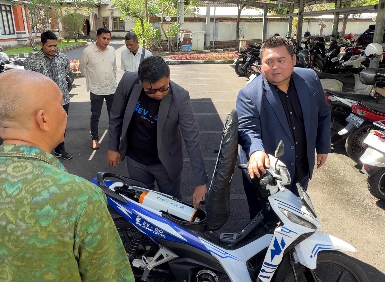 lustrasi-motor-listrik-saat-dipamerkan-kepada-masyarakat.jpg