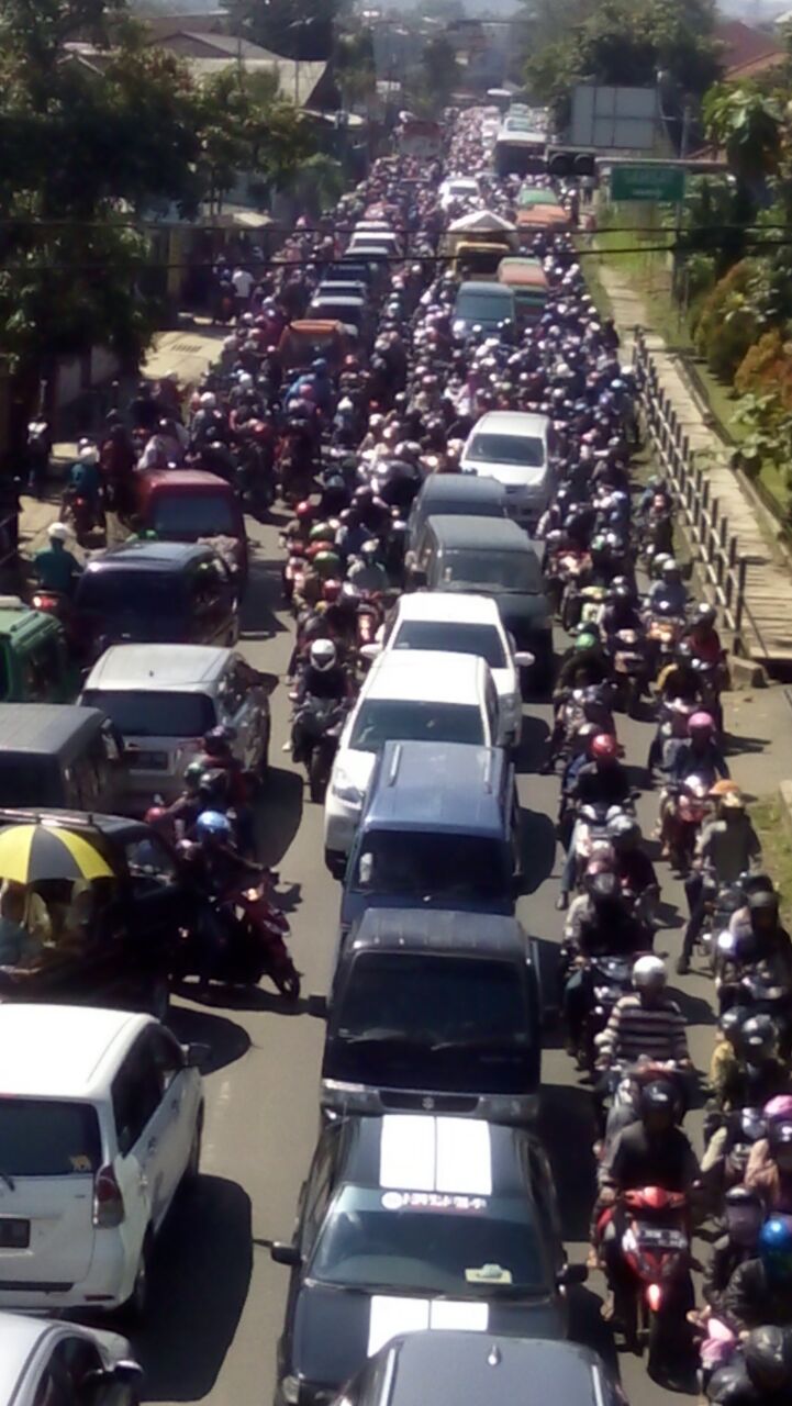 macet-di-jalan-gadobangkong_20160706_132815.jpg