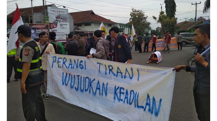 Dua Kelompok Mahasiswa Unjuk Rasa Tuntut Pembebasan Aktivis dan Realisasi Bupati