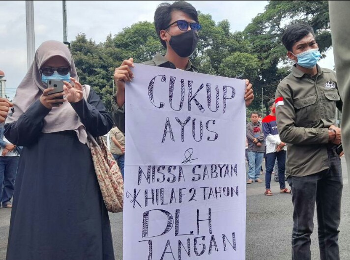 Mahasiswa Tabur Sampah di Kantor Bupati Subang, Demo Minta TPA Panembong Segera Dibenahi