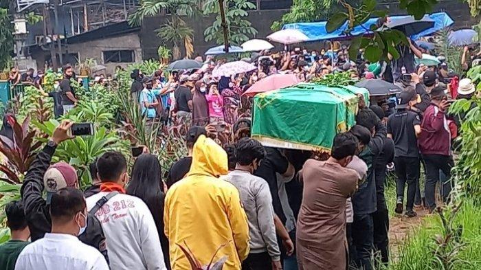 Bambang Khawatir Makam Vanessa Angel dan Bibi Ardiansyah Ambles Terus Diguyur Hujan Deras