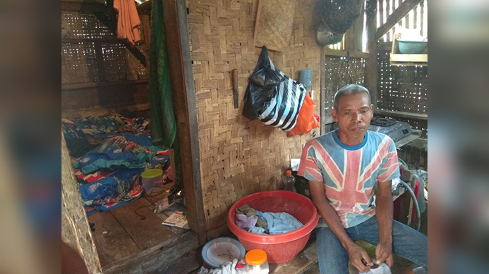 mamun-dan-keluarga-tinggal-di-saung-berukuran-3x15-meter.jpg