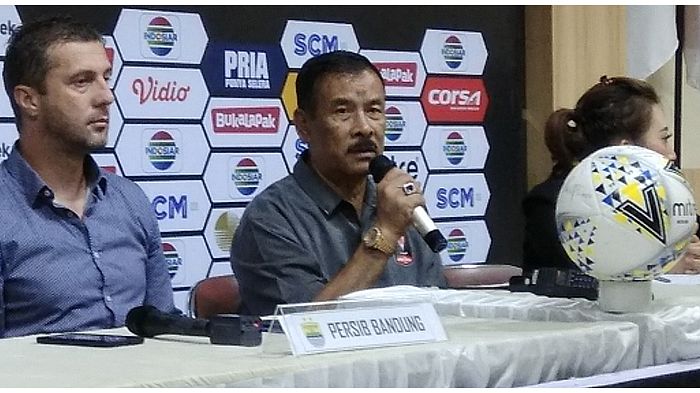 manajer-persib-bandung-umuh-muchtar-kecewa-sabtu-232019.jpg