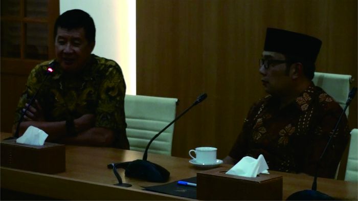 mantan-atlet-bulutangkis-rudi-hartono-kiri-bersama-yayasan-olahragawan-indonesia-yoi_20160316_213654.jpg
