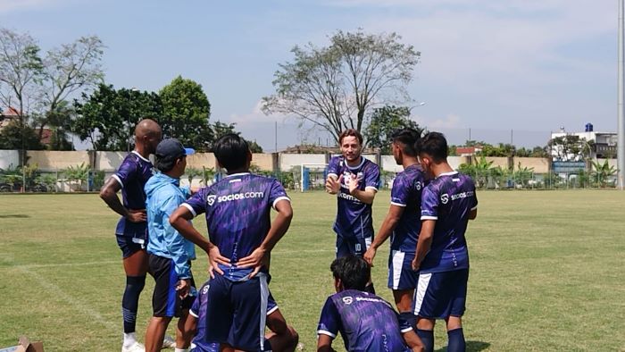 marc-klok_memberikan-instruksi-ke-pemain-persib.jpg