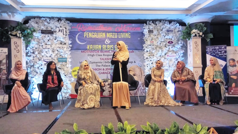 marini-zumarnis-tengah-berdiri-saat-menjadi-bintang-tamu.jpg