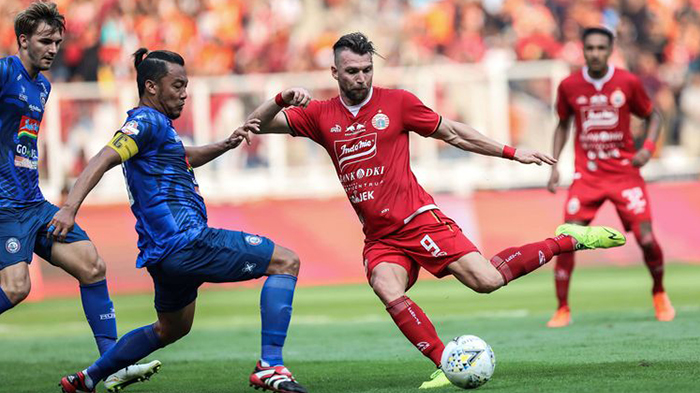 marko-simic-persija-jakarta-vs-hamka-hamzah-arema-fc.jpg
