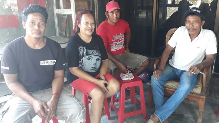 marsel-lopung-paling-kiri-nelayan-sulamu-yang-menemukan-muntahan-ikan-paus_20180419_101521.jpg