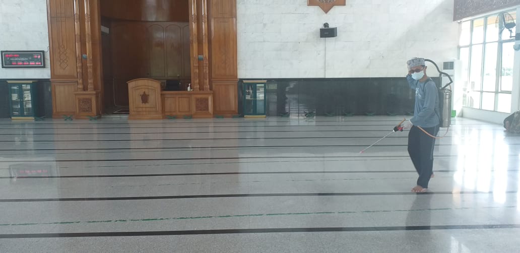 masjid-agung-palabuhanratu-sukabumi-disemprot-disinfektan.jpg