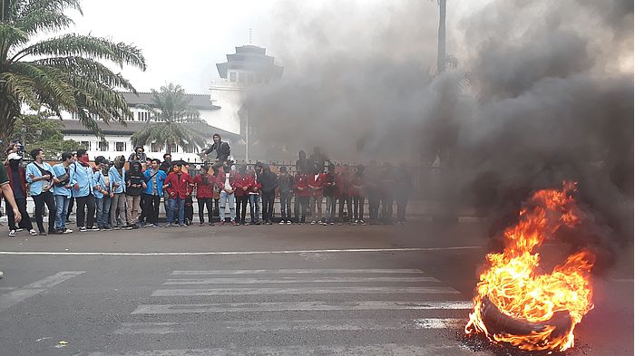 massa-aksi-membakar-ban-di-depan-gedung-sate-2792019-_-2.jpg