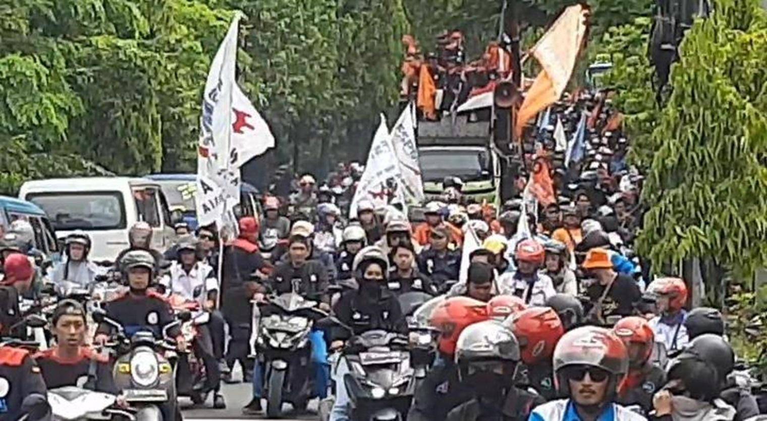 massa-aksi-yang-berasal-dari-berbagai-serikat-buruh-di-Kabupaten-Purwakarta-as.jpg