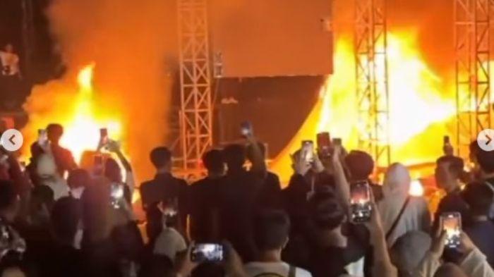 massa-mengamuk-dan-membakar-panggung-Lentera-Festival-2024-di-Kabupaten-Tangerang.jpg