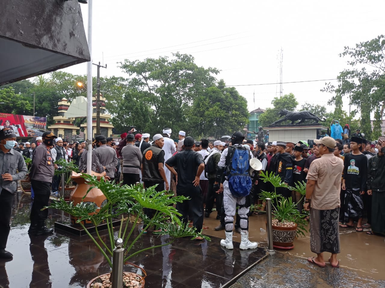 Tadi Sore Massa Pendukung Habib Rizieq Datangi Mapolres Ciamis