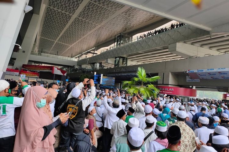 massa-penjemput-hrs-bandara-soetta.jpg