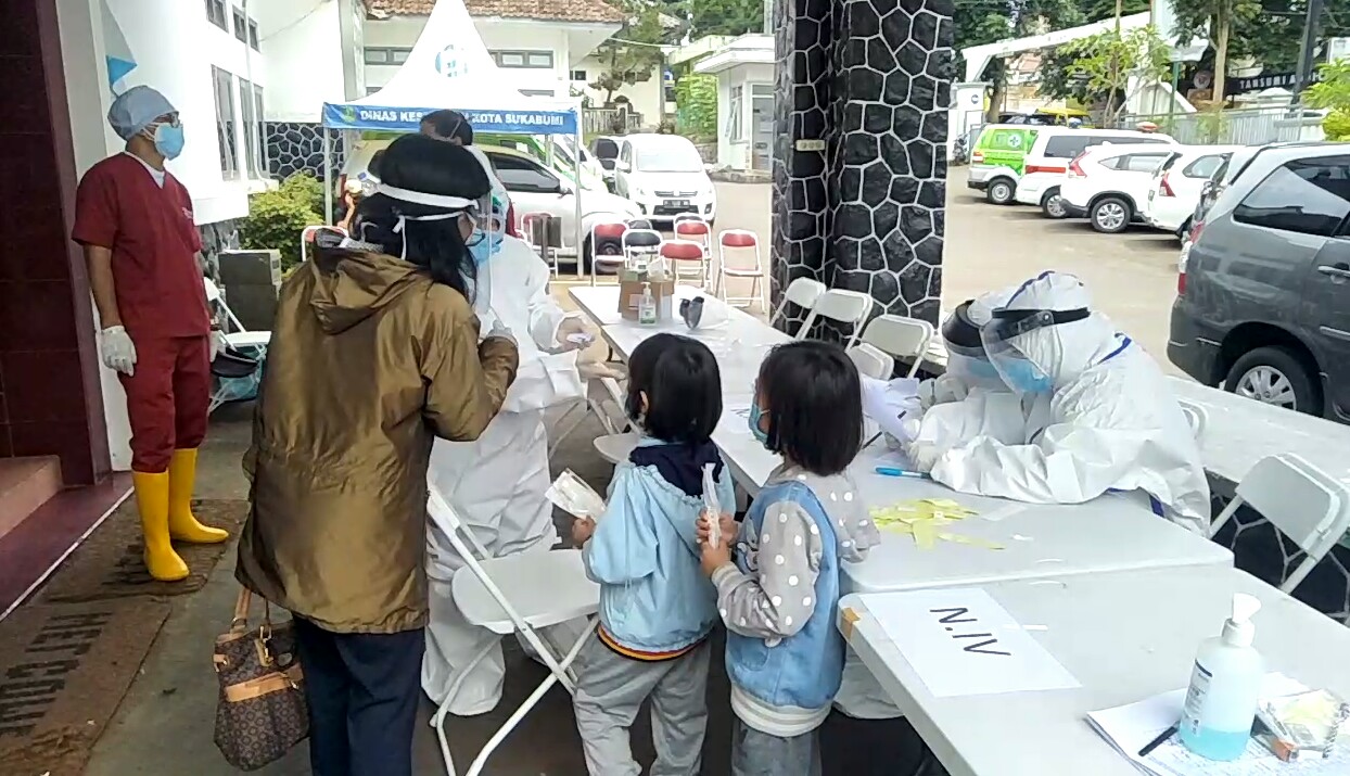 masyarakat-yang-menjalani-pemeriksaan-swab-pcr-di-halaman-dinkes-kota-sukabumi.jpg