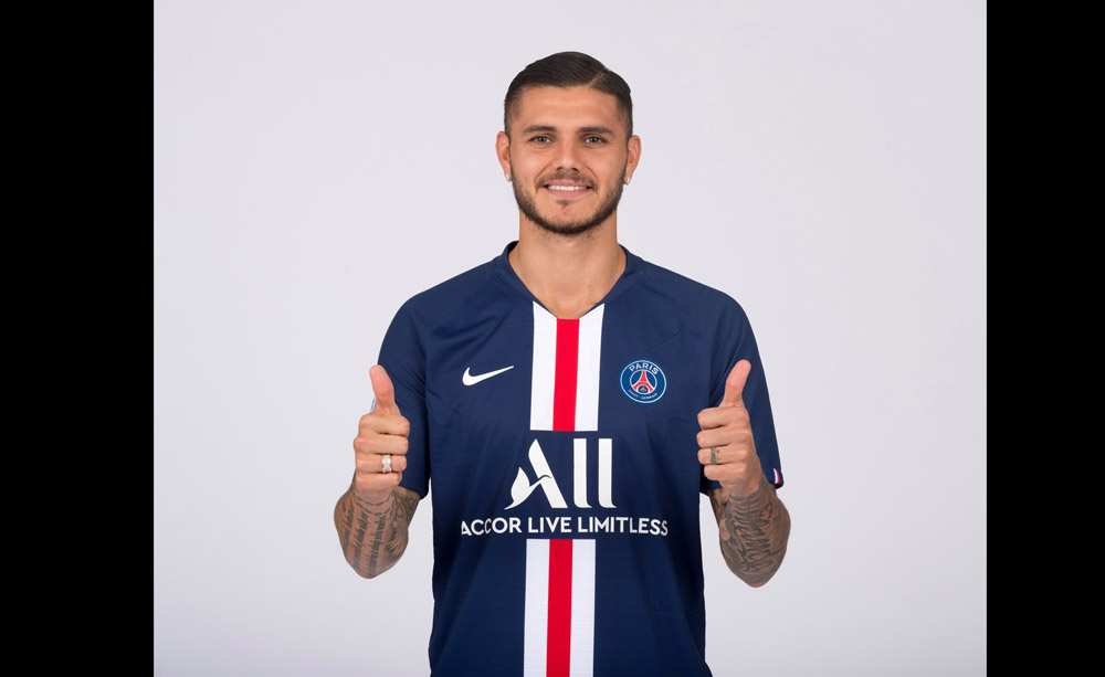 mauro-icardi-memamerkan-jersey-paris-saint-germain-2.jpg