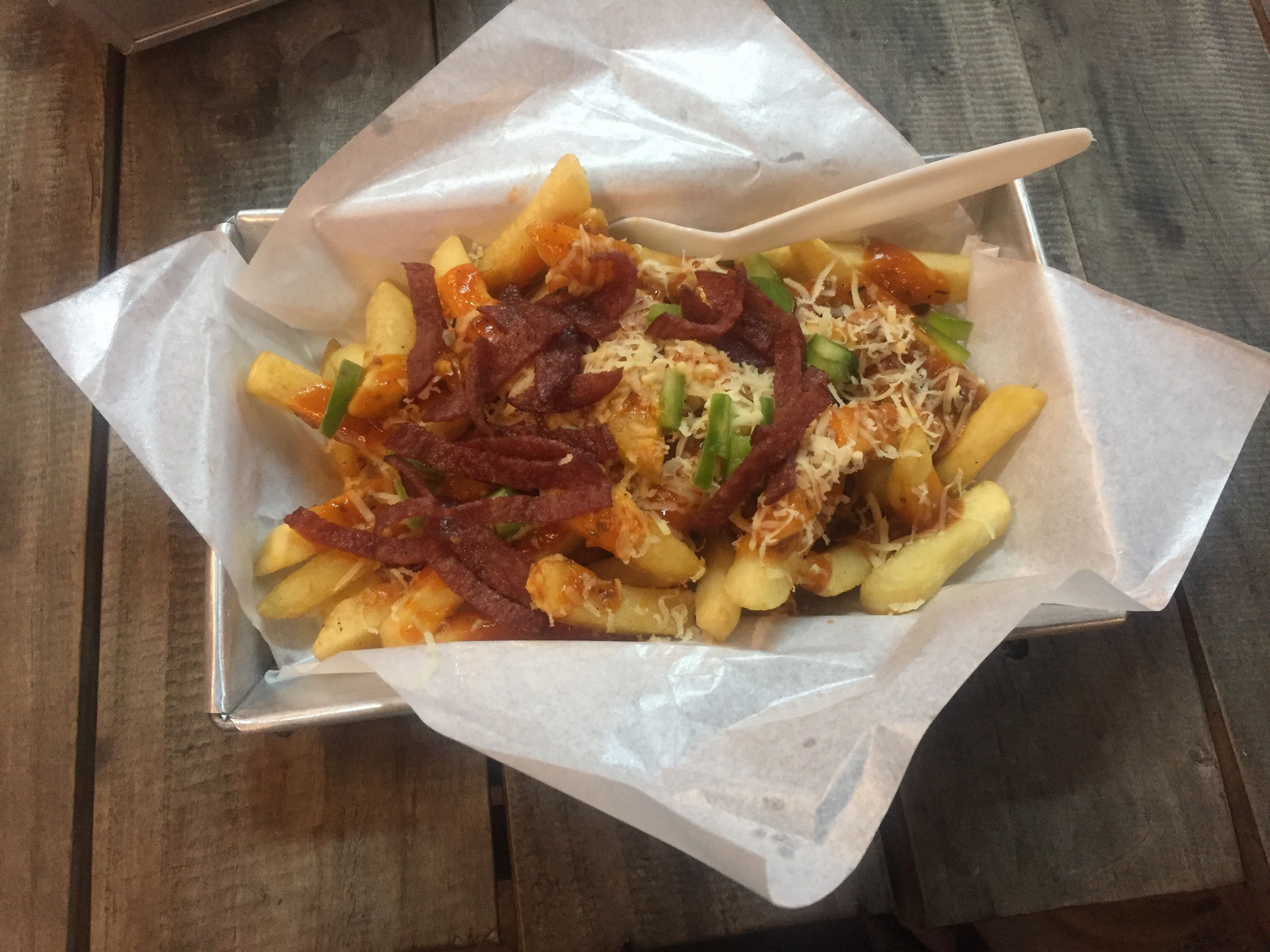 Mencicip Meassy Fries, Kentangnya Kenyal dengan Taburan Keju, Daging Sapi dan Bubuk Oregano