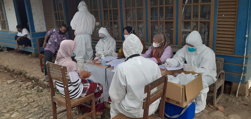 medis-puskesmas-cibinong-melakukan-tracing-imbas-dari-klaster-hajatan.jpg