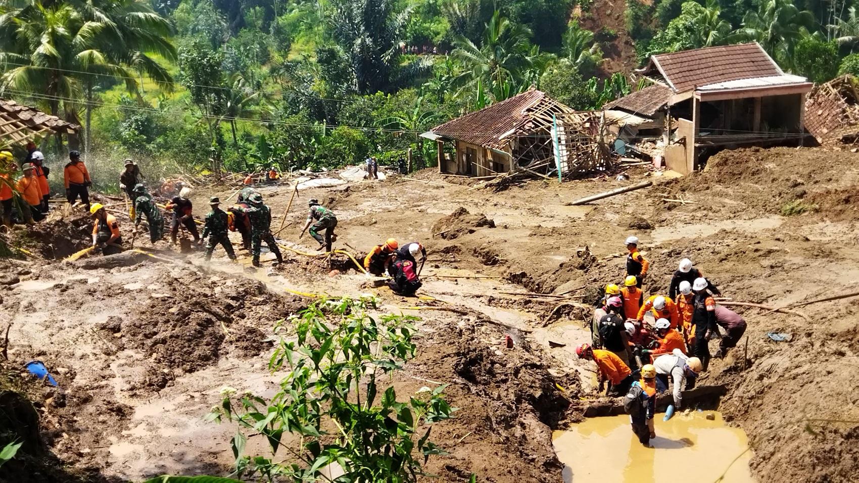 Update Longsor Bandung Barat, Jasad Korban Terapung di Saguling, Jokowi Kirim Utusan Bagikan Uang