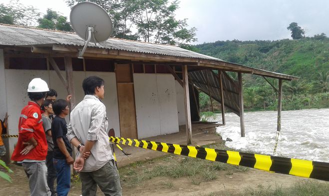 Pintu 3 Waduk Saguling Dibuka, Dinding Bantaran Sungai  yang Dekat Rumah Warag Ikut Tergerus