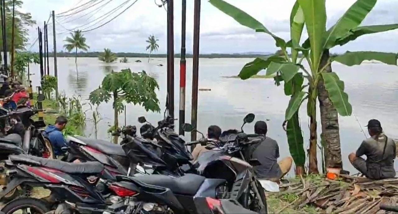 memancing-di-area-persawahan-terdampak-banjir-di-Padaherang-Kabupaten-Pangandaran.jpg