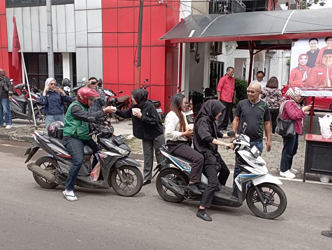 membagikan-makanan-Jumat-berbagi-di-jalan-pelajar-perjuangan-Bandung.jpg