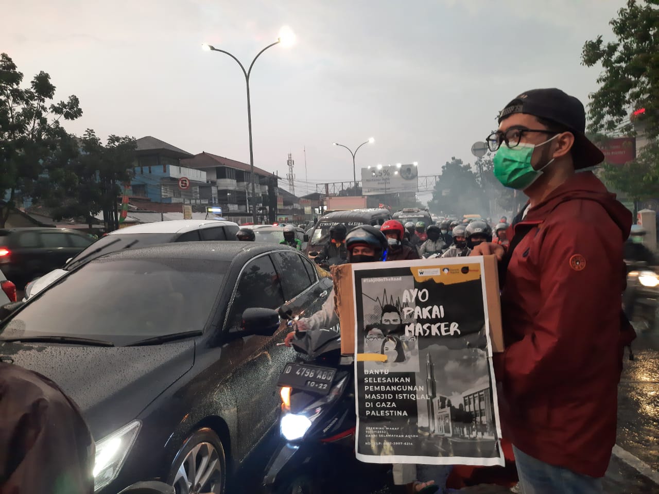 membagikan-takjil-buka-puasa-dan-masker-pada-pengamen-dan-pengendara.jpg