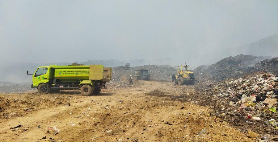 membelah-gunungan-sampah.jpg