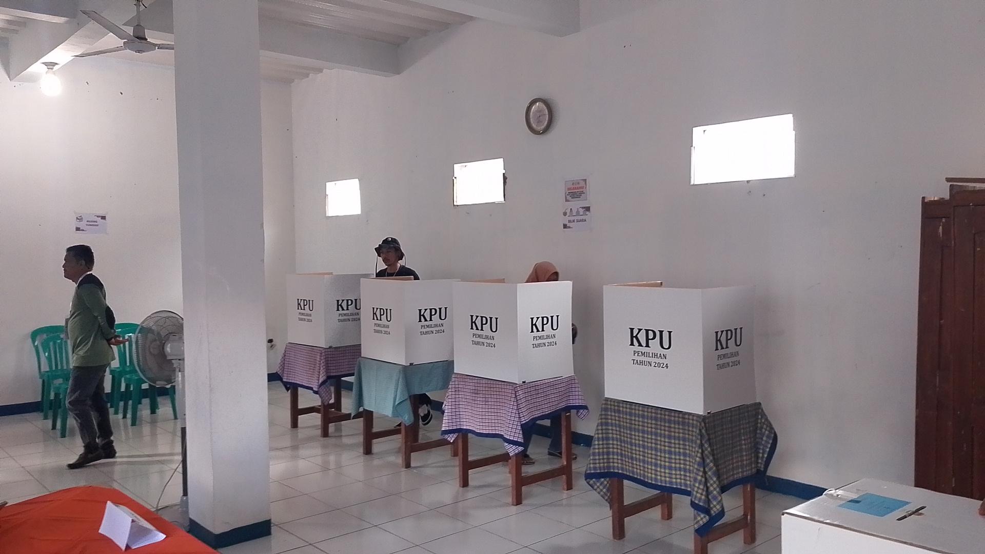 memberikan-hak-suaranya-di-TPS-07.jpg