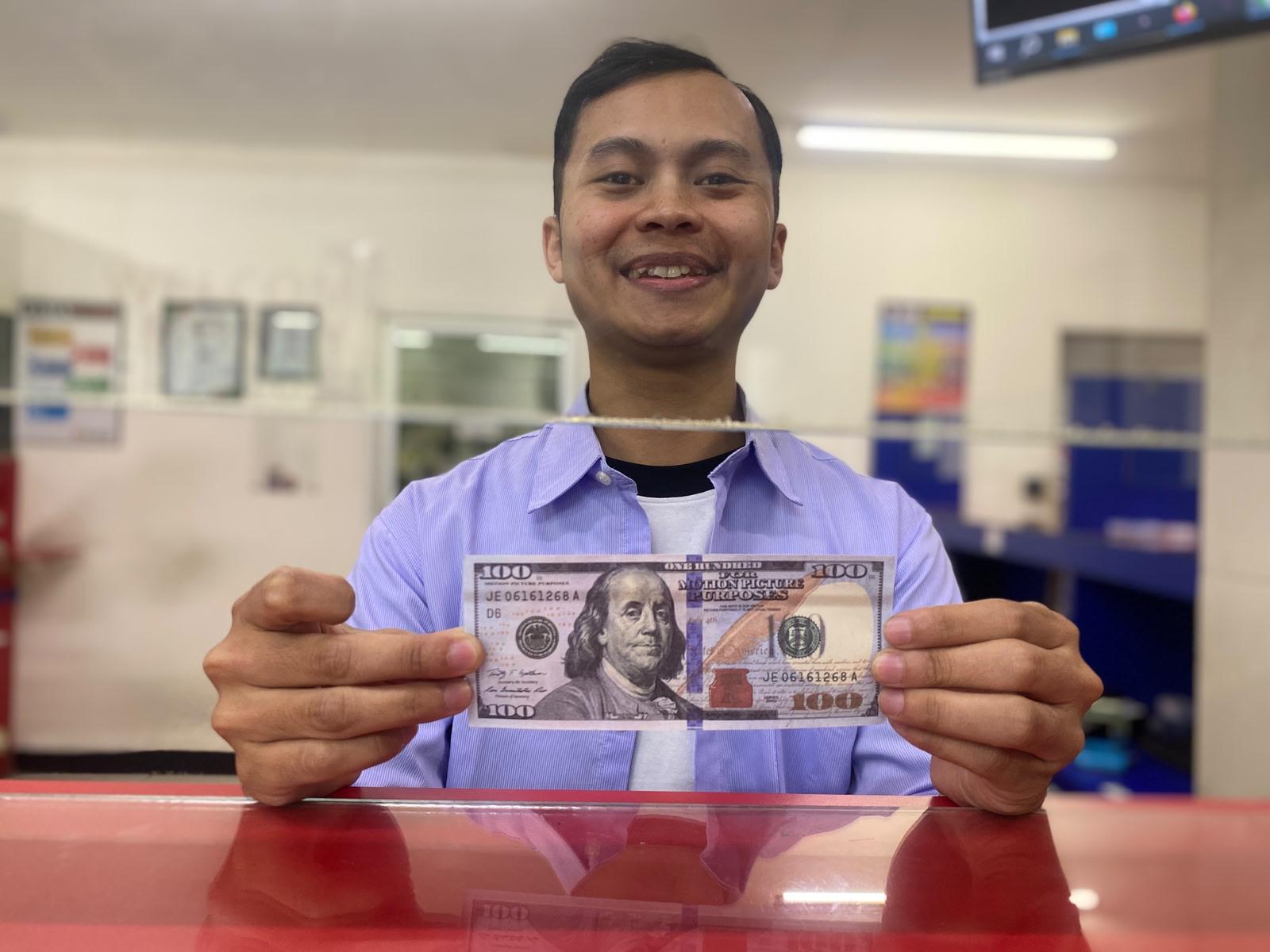 memegang-Dolar-US-Sabtu-662026.jpg