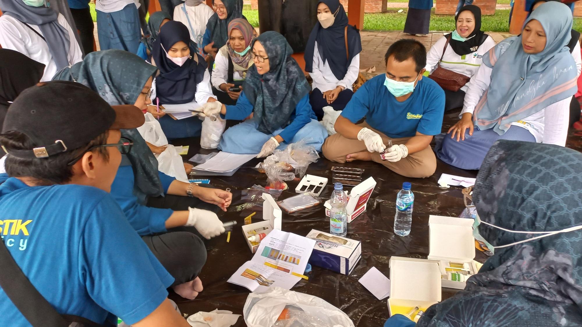 memeriksa-jajanan-takjil-di-kawasan-Alun-Alun-Majalengka.jpg