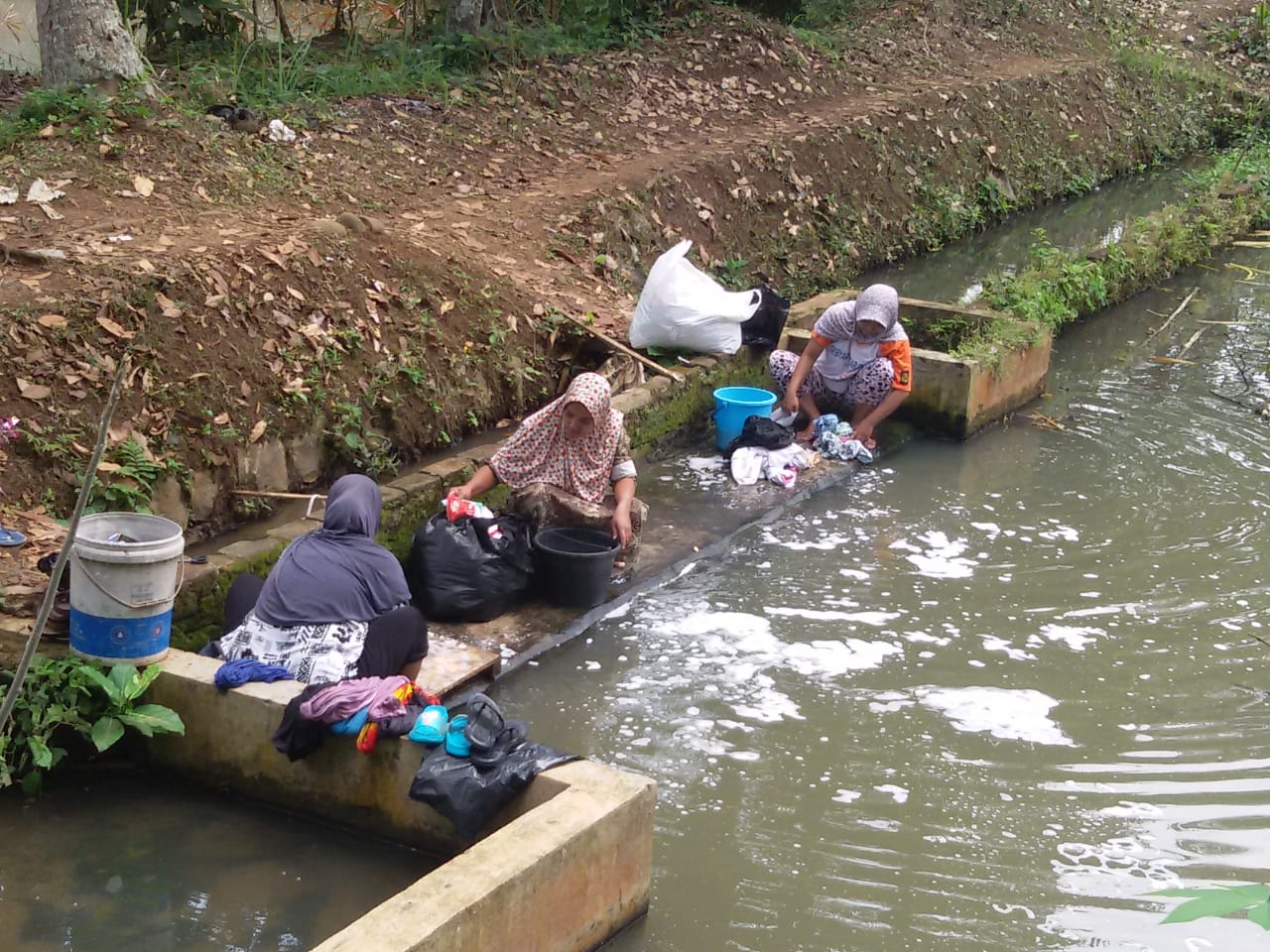 mencuci-di-tepi-kolam.jpg
