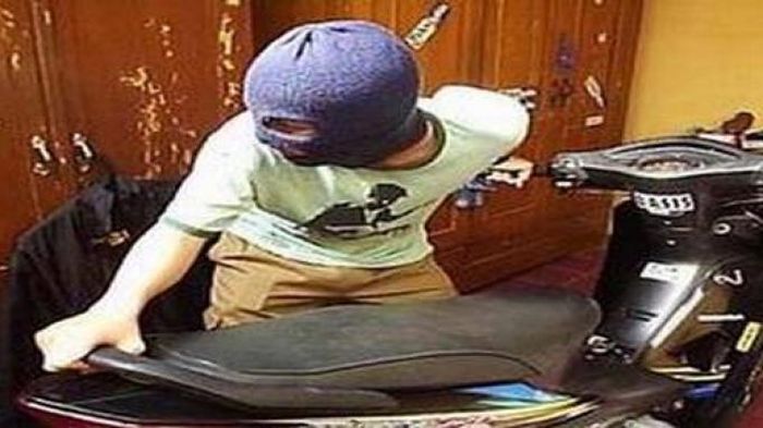 Ditinggal Kabur Suami, Perempuan Ini Bingung Dorong Motor Curian Hingga Ditangkap Polisi