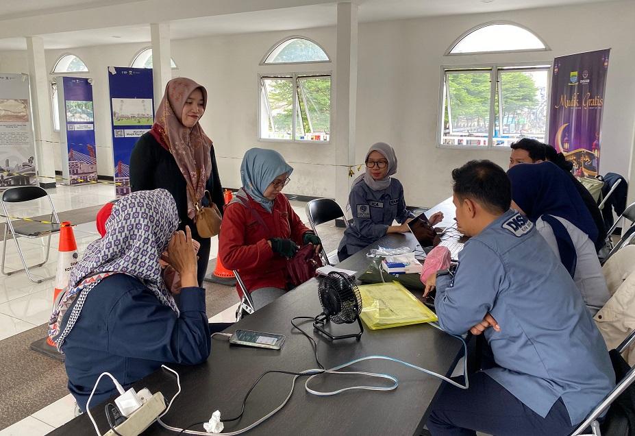 mendaftar-mudik-gratis-di-JPO-Asia-Afrika-Kota-Bandung-beberapa-waktu-lalu.jpg