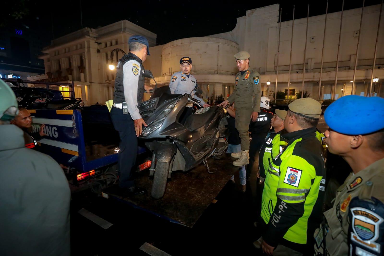 menertibkan-parkir-liar-di-trotoar-di-Kota-Bandung.jpg
