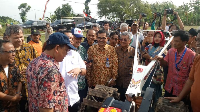 menristekdikti-mohamad-nasir-di-desa-wanakaya-gunungjati-kabupaten-cirebon_20180518_203306.jpg