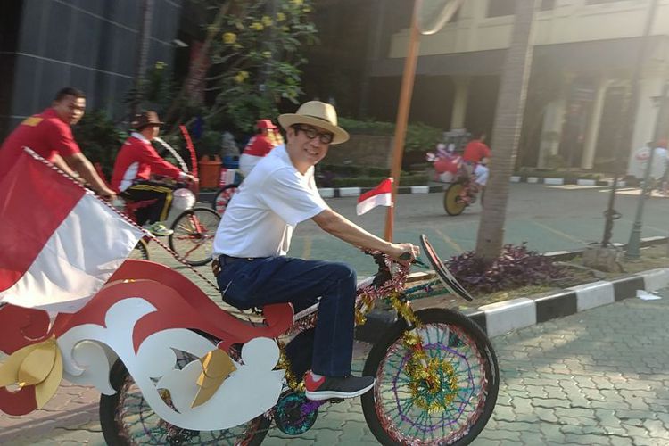 menteri-hukum-dan-ham-yasonna-h-laoly-menggowes-sepeda-dari-jokowi_20170819_090043.jpg