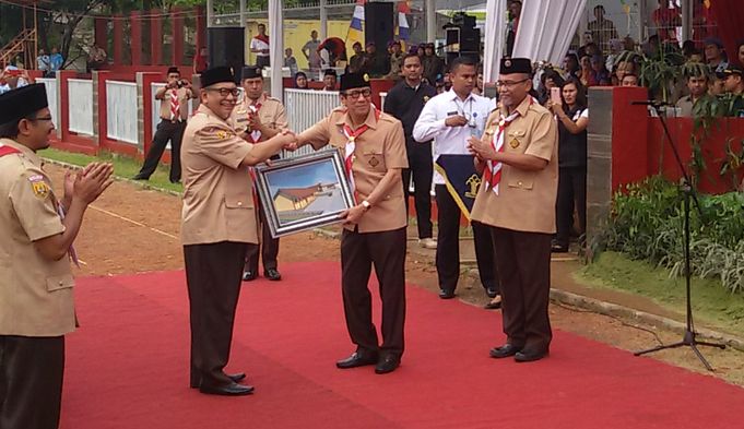 menteri-hukum-dan-ham-yasonna-laoly-menyerahkan-bantuan_20161013_141109.jpg