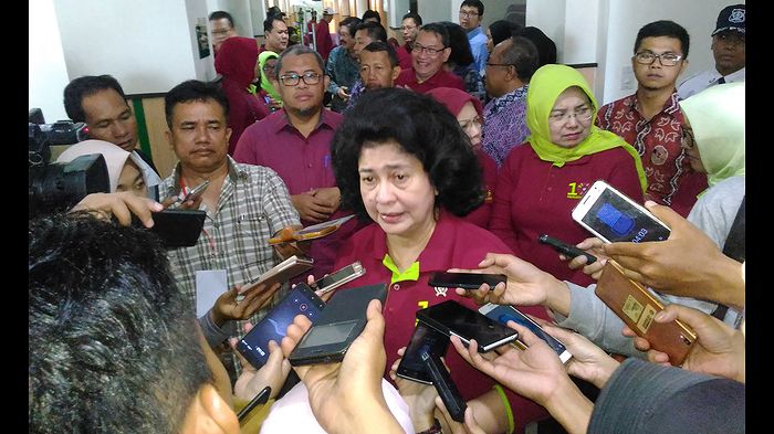 menteri-kesehatan-ri-nila-f-moeloek-kunjungi-rs-mata-cicendo-2_20170205_170234.jpg