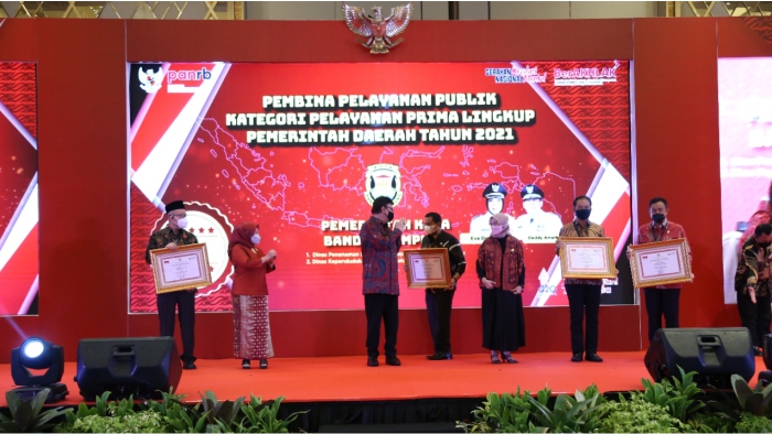 menteri-panrb-berikan-penghargaan-pelayanan-prima-kepada-bupati-sumedang-h-dony-ahmad-munir.jpg