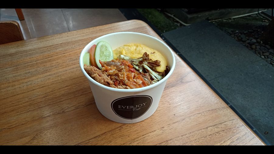 menu-nasi-ayam-geprek-di-everjoy-cafe-di-jalan-bahureko-nomor-3-kota-bandung.jpg