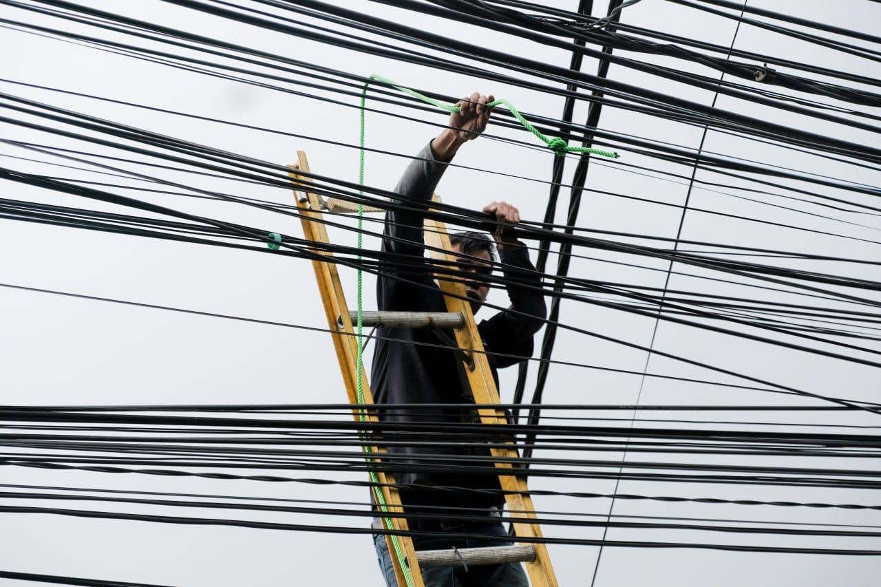 merapikan-kabel-udara.jpg