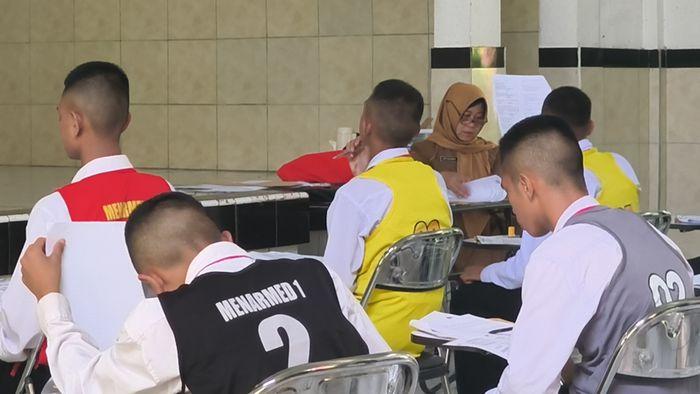 militer-mengerjakan-soal-ujian-ketika-menjalani-program-pendidikan-berkarakter-PURWAKARTA.jpg