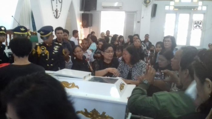 Ibu Antonius Gunawan Agung, Petugas ATC yang Tewas Usai Pandu Batik Air Menangis Histeris