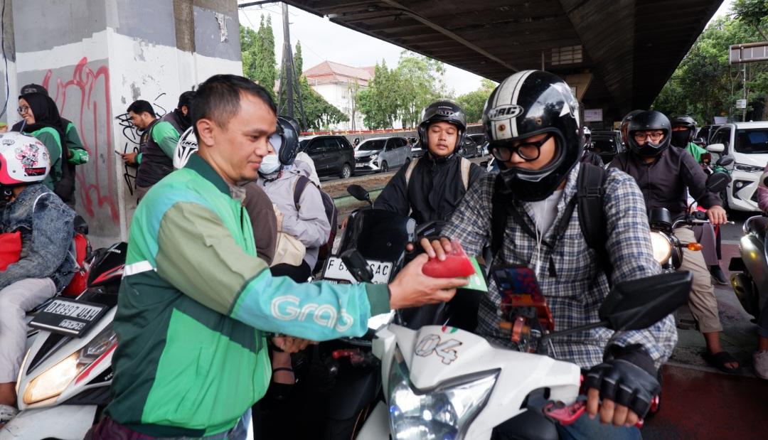 mitra-pengemudi-berbagi-takjil-di-bulan-Ramadan.jpg