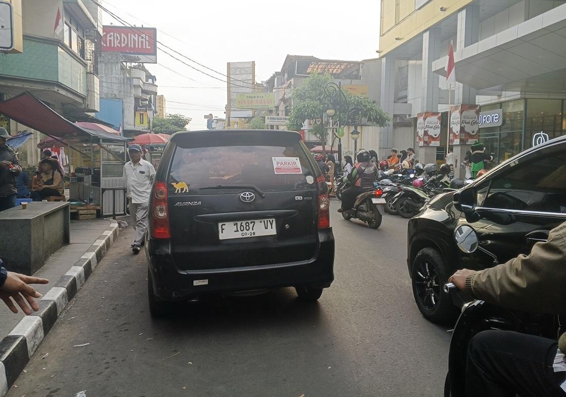 Mobil Avanza Hitam F 1687 VY Bikin Macet di Sukabumi, Terparkir sejak Dini Hari sampai Sore