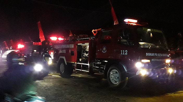 22 Unit Mobil Damkar Dikerahkan Untuk Memadamkan Api yang Melalap Pasar Gedebage