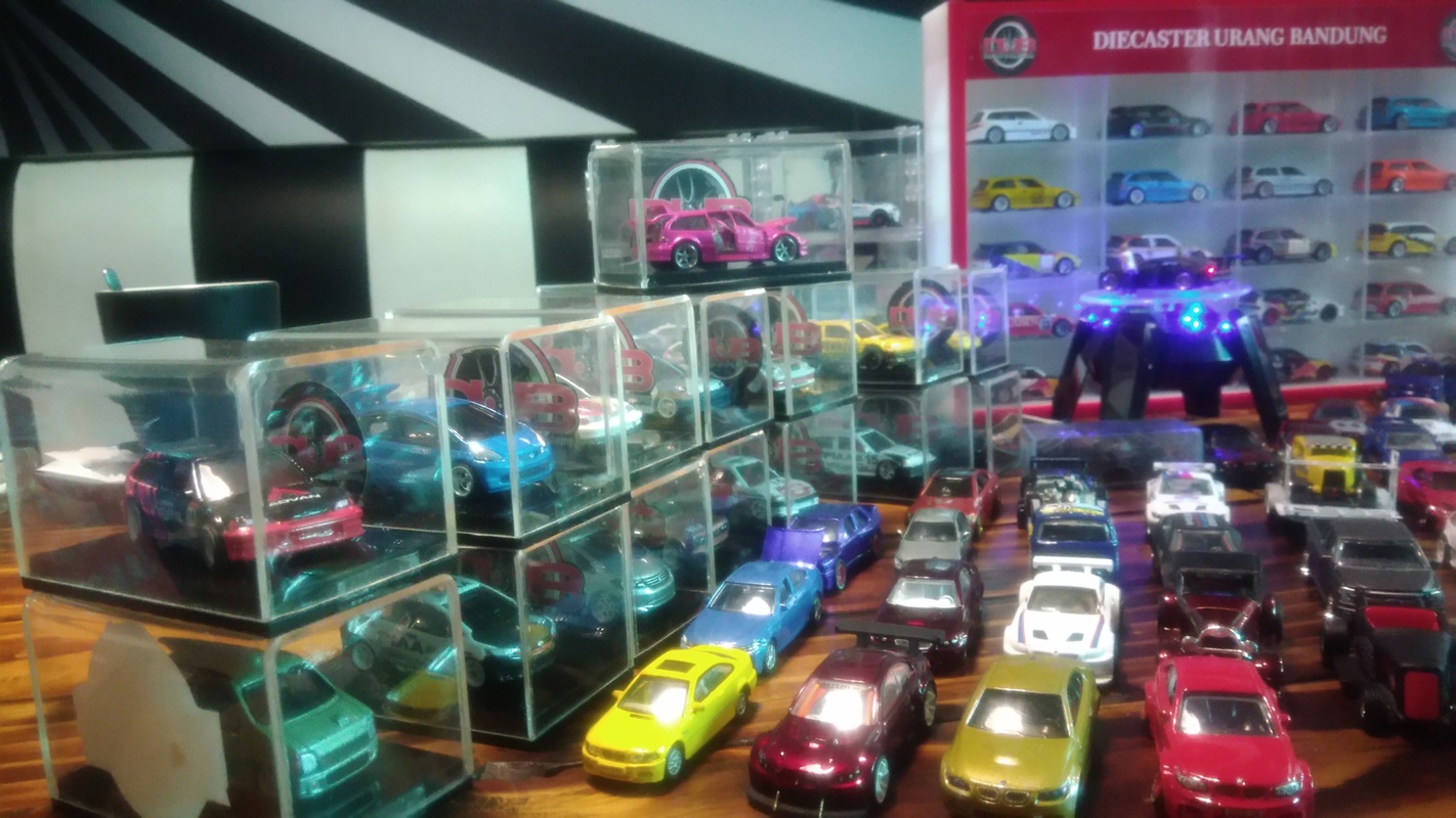 Lima Tips Cara Mudah Merawat Mobil Diecast, Taruh Tisu Kering di Bawah Mobil