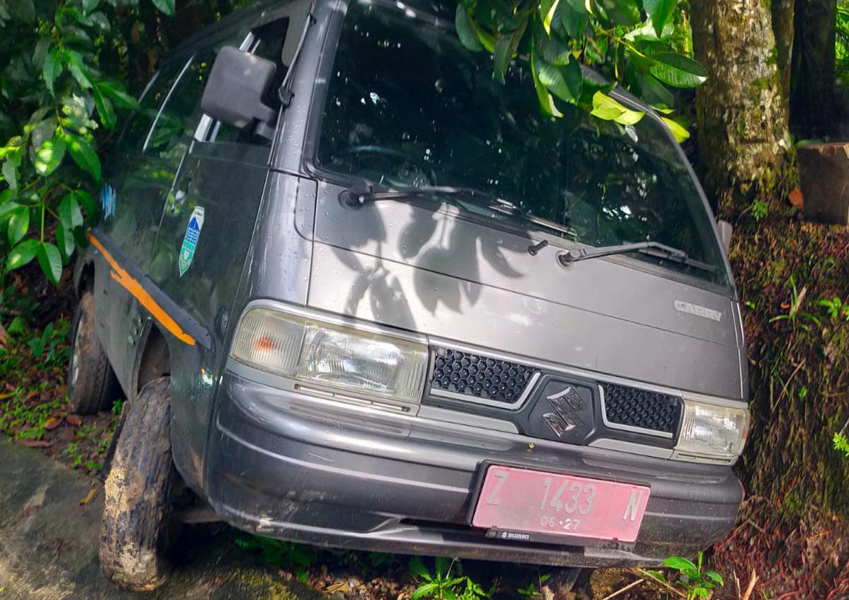 mobil-dinas-kecelakaan-tunggal.jpg