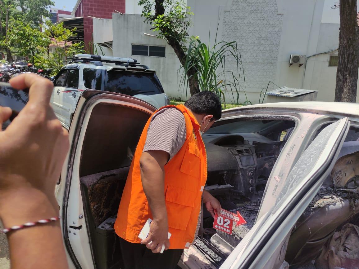 mobil-dosen-Unsika-dibakar.jpg